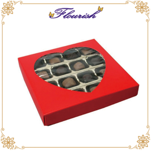 Scatola di caramelle fatta a mano con finestra a forma di cuore