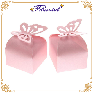 Scatola di carta tagliata a forma di farfalla rosa