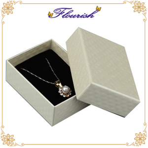 Scatola per collana in carta patinata beige di medie dimensioni
