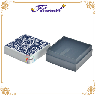 Elegante confezione regalo con anello di cartone blu scuro