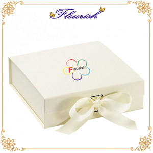 Scatola regalo in carta patinata beige di medie dimensioni per feste ed eventi con nastro