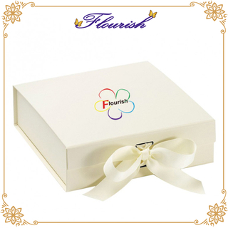 Scatola regalo in carta patinata beige di medie dimensioni per feste ed eventi con nastro