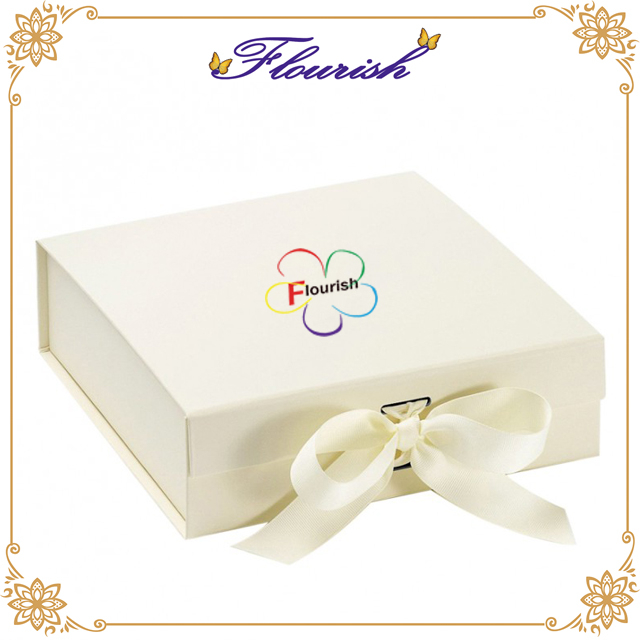 Scatola regalo in carta patinata beige di medie dimensioni per feste ed eventi con nastro