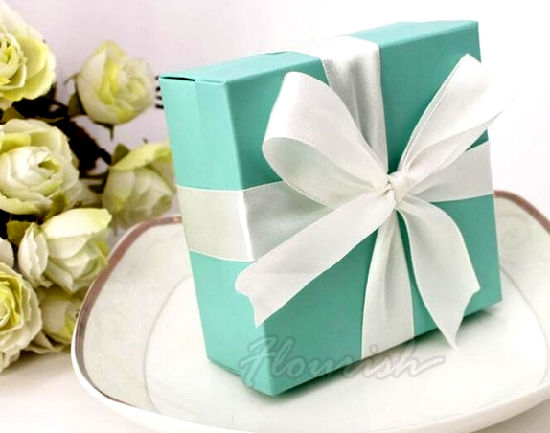 Confezione regalo per caramelle al cioccolato realizzata interamente a colori con chiusura a nastro