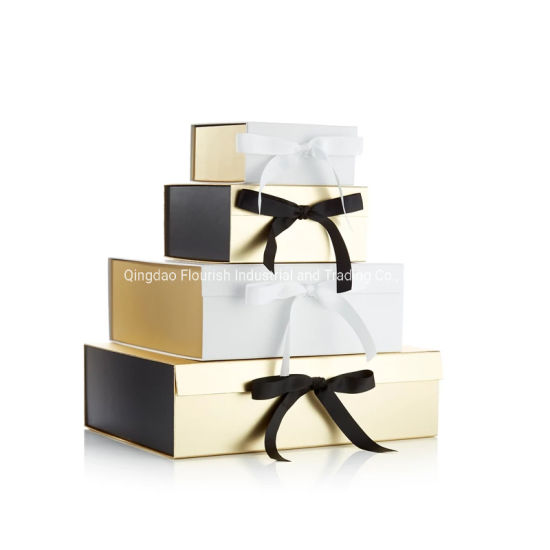 Scatola regalo in carta patinata beige di medie dimensioni per feste ed eventi con nastro