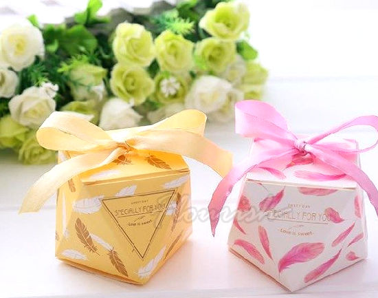 Confezione regalo Bridemaid in cartone di colore viola dal bel design a cuore con nastro