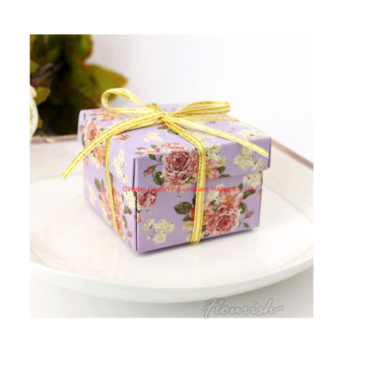 Confezione regalo per caramelle al cioccolato realizzata interamente a colori con chiusura a nastro