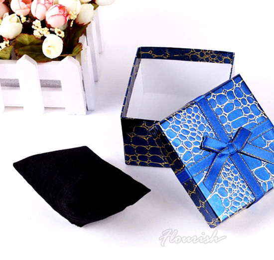 Scatola quadrata ad anello in carta blu con papillon argento