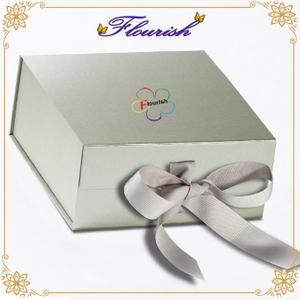 Confezione regalo per caramelle al cioccolato realizzata interamente a colori con chiusura a nastro