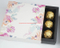 Contenitore di regalo di cioccolato bianco di carta patinata con nastro giallo