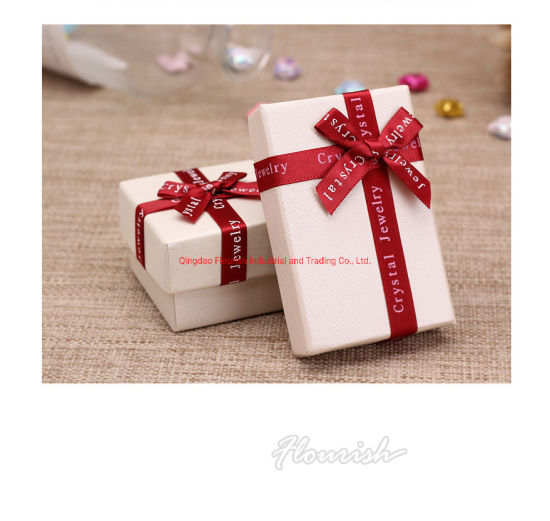 Confezione regalo rigida in cartone quadrato con decoro Bowtie