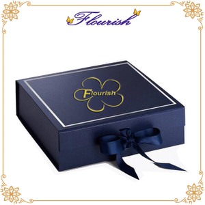 Elegante confezione regalo in cartone di colore blu scuro con chiusura a nastro