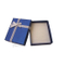 Elegante confezione regalo in cartone di colore blu scuro con chiusura a nastro