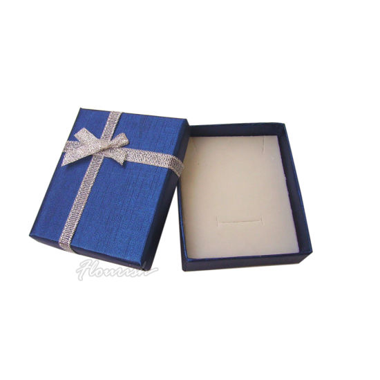 Scatola quadrata ad anello in carta blu con papillon argento