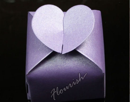 Confezione regalo Bridemaid in cartone di colore viola dal bel design a cuore con nastro