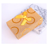 Confezione regalo a sorpresa di compleanno in carta patinata dorata a caldo
