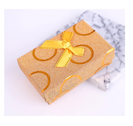 Confezione regalo a sorpresa di compleanno in carta patinata dorata a caldo