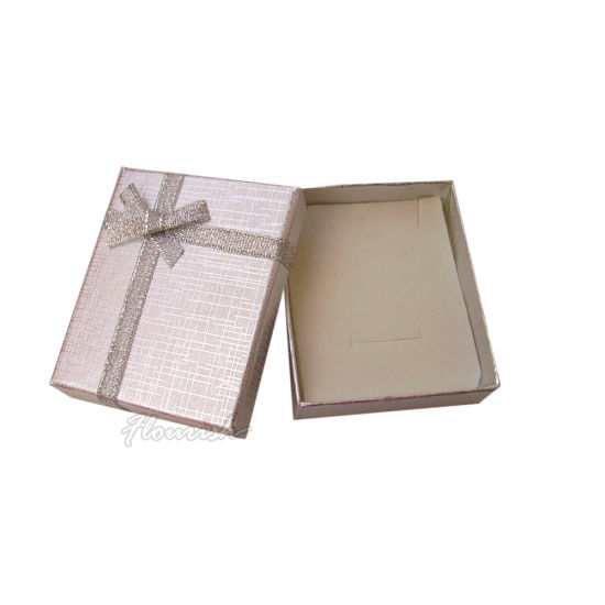 Scatola per collana in carta patinata beige di medie dimensioni