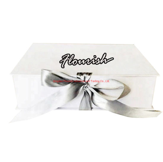 Scatola regalo in carta patinata beige di medie dimensioni per feste ed eventi con nastro