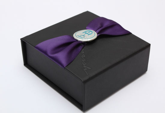 Scatola di immagazzinaggio collana in cartone bianco e nero con magnete