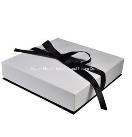 Confezione regalo per caramelle al cioccolato realizzata interamente a colori con chiusura a nastro