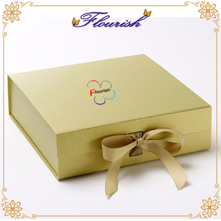 Confezione regalo di lusso in carta color oro con logo personalizzato