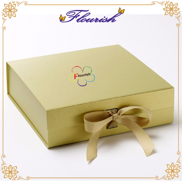 Confezione regalo di lusso in carta color oro con logo personalizzato