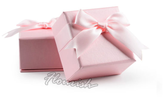 Confezione regalo per caramelle al cioccolato realizzata interamente a colori con chiusura a nastro