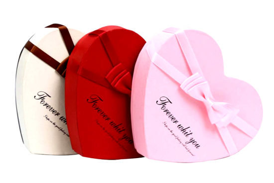 Scatola di carta per imballaggio in cioccolato a forma di cuore di colore rosso con inserto