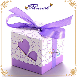 Confezione regalo Bridemaid in cartone di colore viola dal bel design a cuore con nastro