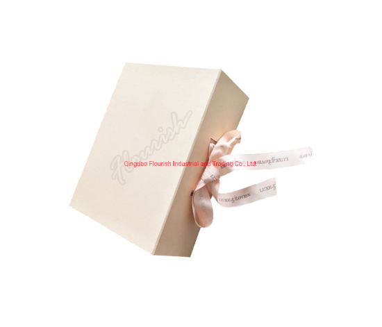 Scatola regalo in carta patinata beige di medie dimensioni per feste ed eventi con nastro