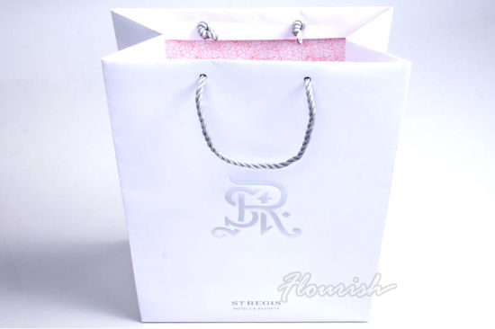 Borsa a mano rivestita in carta da imballaggio per donna