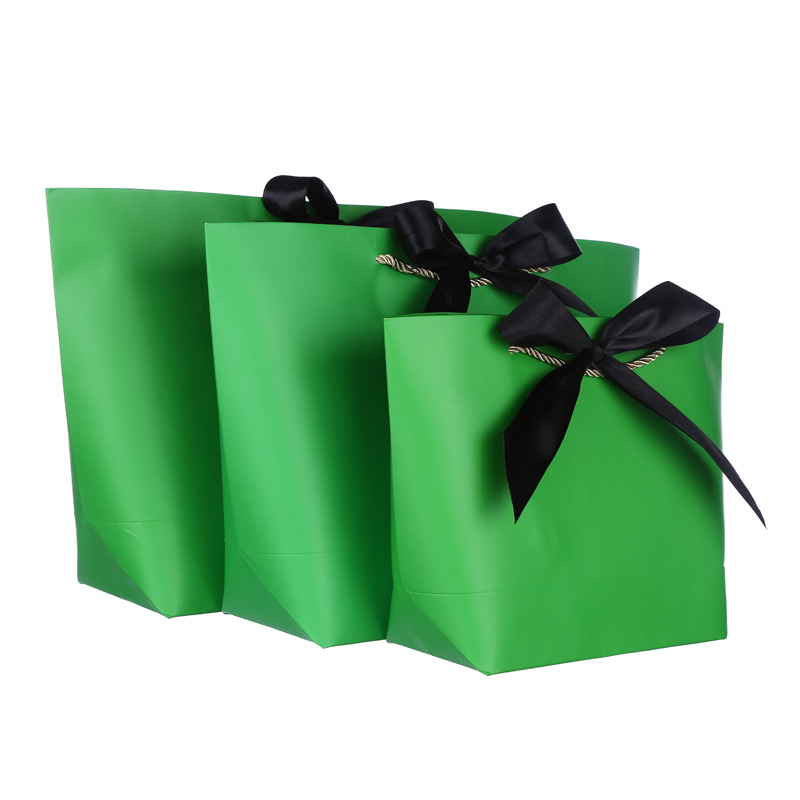 Sacchetti regalo di carta per lo shopping di moda all'ingrosso del produttore della Cina con il nastro