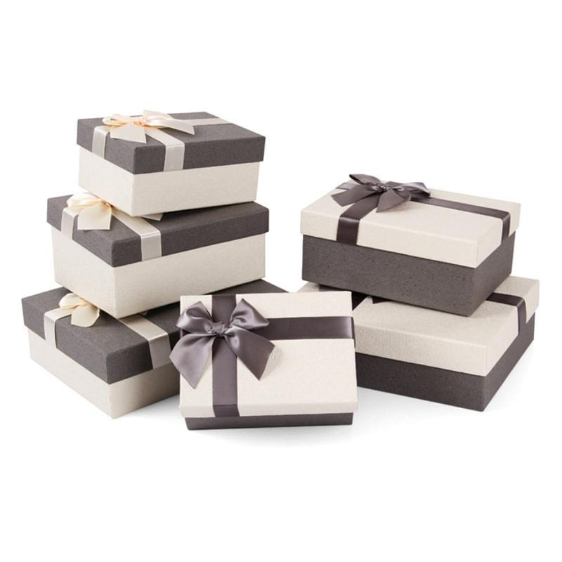 Confezione regalo rigida in cartone quadrato con decoro Bowtie