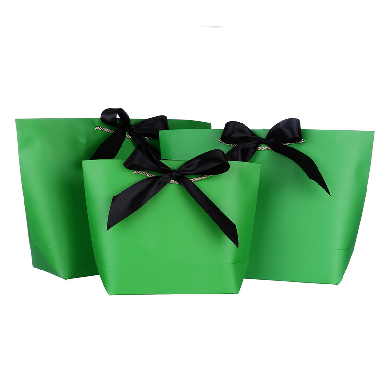 Sacchetti regalo di carta per lo shopping di moda all'ingrosso del produttore della Cina con il nastro