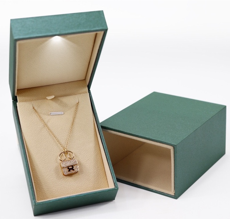 Nuovi arrivi Luxury Clamshell LED Jewelry Box per anello/collana