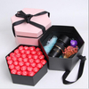 Confezione regalo di fiori di cartone esagonale per San Valentino con nastro
