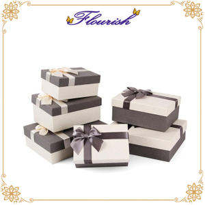Confezione regalo di lusso con coperchio in carta patinata grigia e base