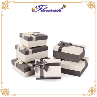 Confezione regalo di lusso con coperchio in carta patinata grigia e base
