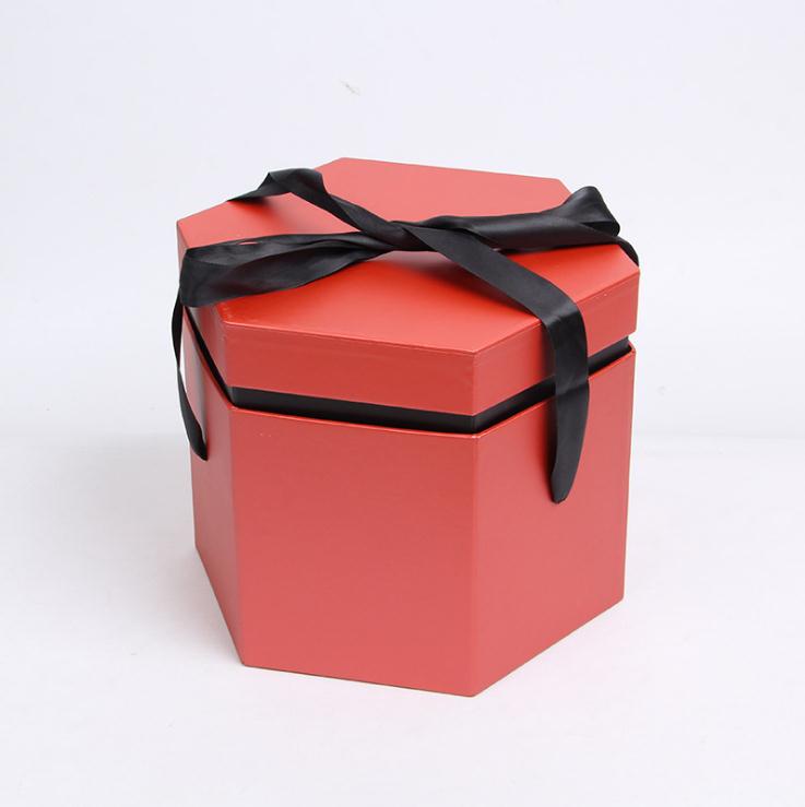 Confezione regalo di fiori di cartone esagonale per San Valentino con nastro