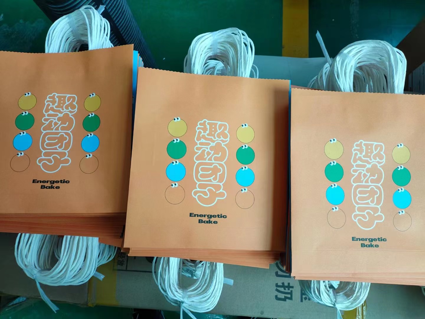 Pronto per spedire i sacchetti di imballaggio di carta ordinati dal cliente