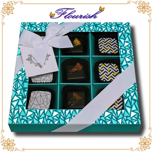 Raffinata scatola per esposizione al cioccolato assortita in carta patinata con nastro setoso