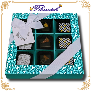 Raffinata scatola per esposizione al cioccolato assortita in carta patinata con nastro setoso