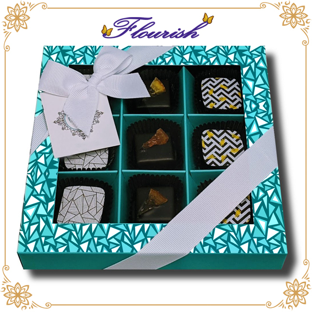 Raffinata scatola per esposizione al cioccolato assortita in carta patinata con nastro setoso