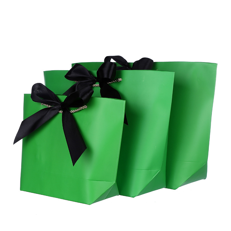 Sacchetti regalo di carta per lo shopping di moda all'ingrosso del produttore della Cina con il nastro