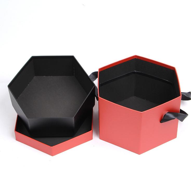 Confezione regalo di fiori di cartone esagonale per San Valentino con nastro