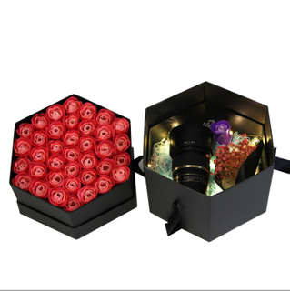 Confezione regalo di fiori di cartone esagonale per San Valentino con nastro