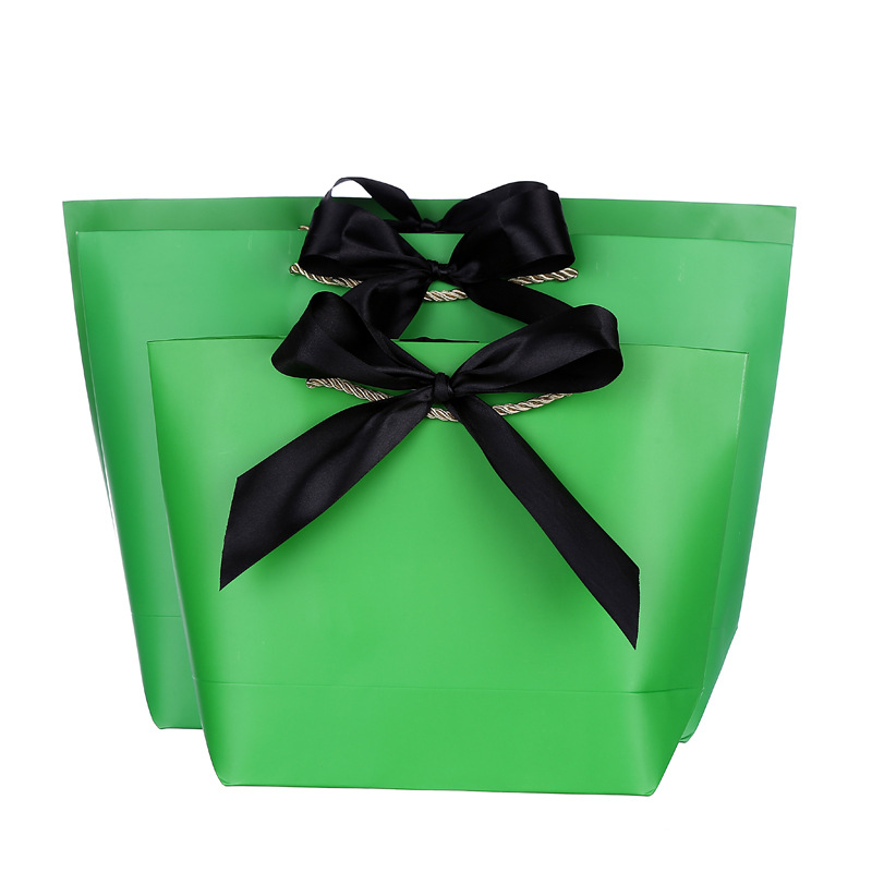 Sacchetti regalo di carta per lo shopping di moda all'ingrosso del produttore della Cina con il nastro
