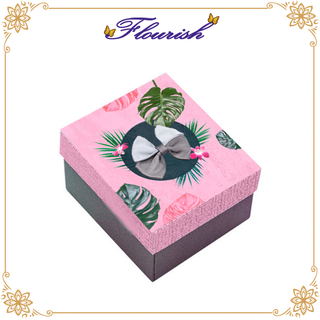 Confezione regalo rigida in cartone quadrato con decoro Bowtie