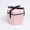 Confezione regalo di fiori di cartone esagonale per San Valentino con nastro
